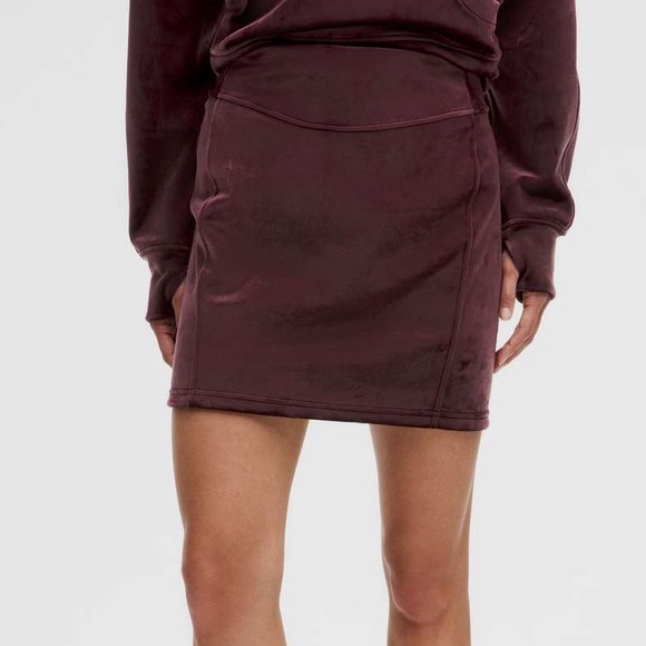 lululemon athletica Dresses & Skirts - NWT Lululemon Women's Velvet Scuba Skirt XL